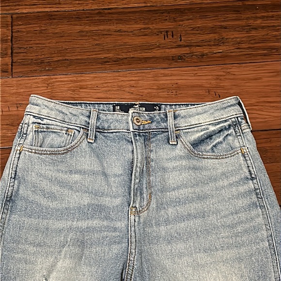 Hollister Ultra High-Rise Mom Jean - Picture 2 of 9